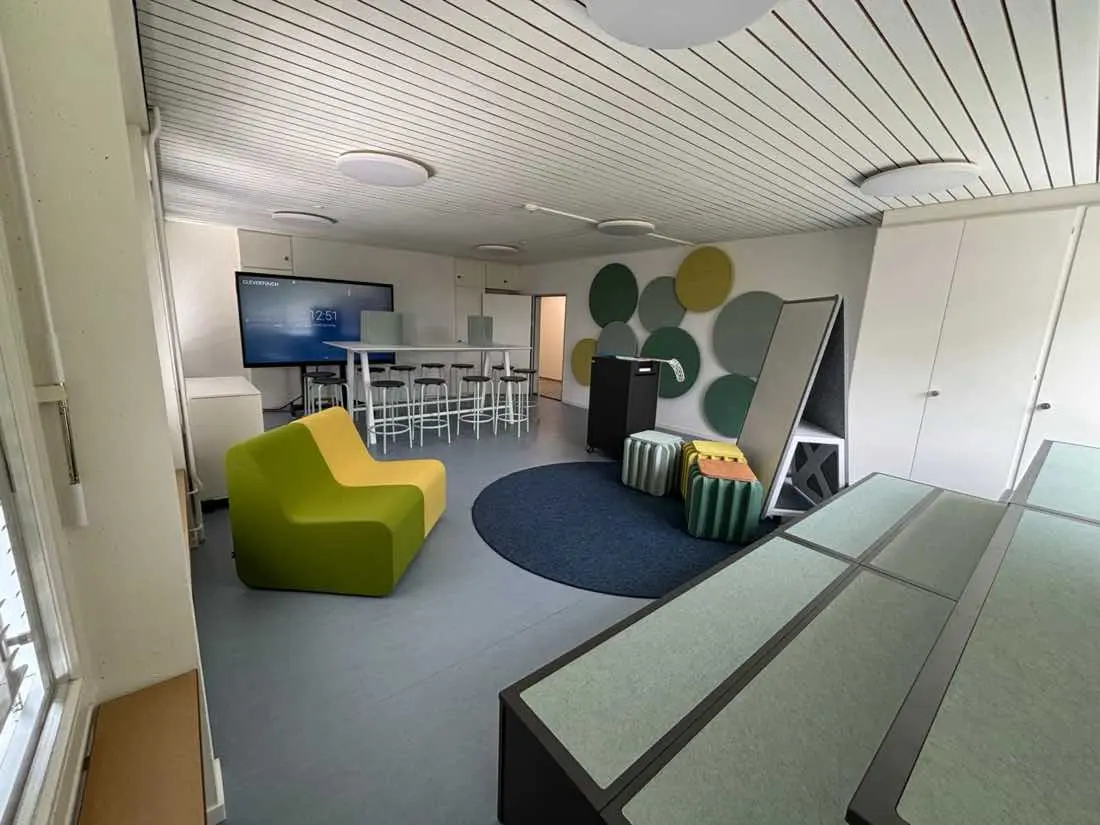 Schulzimmer im Röseren mit Sitzecke, Stehtisch und Bildschirm